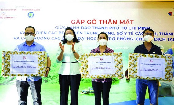 市人委會副主席潘氏勝向抗疫人員贈送紀念禮物。