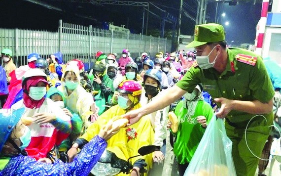 各省檢疫站向返鄉民眾提供食品。