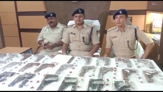 印度警方在西孟加拉邦的阿桑索爾地區搗毀了一家非法軍火工廠。（圖源：推特）