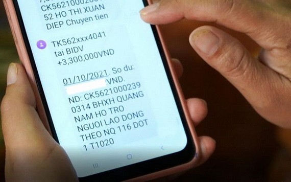 勞工收到輔助金的通知短信。（圖源：VOV）