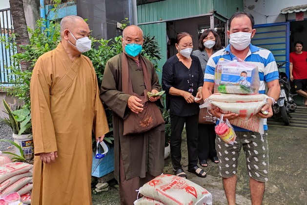 市華人佛教向守德市貧困戶贈送救濟品 ảnh 2