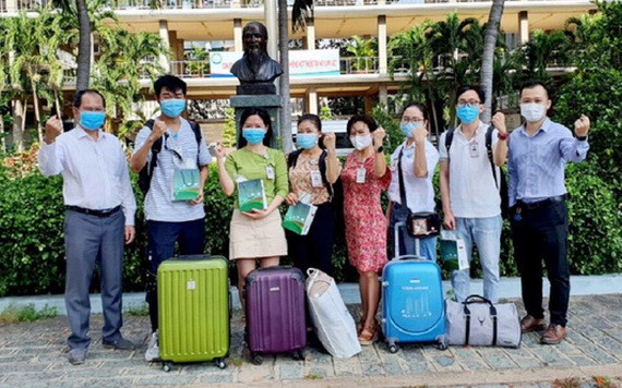 張文達（右）歡送年輕醫生們到芹耶縣醫院參加防疫工作。