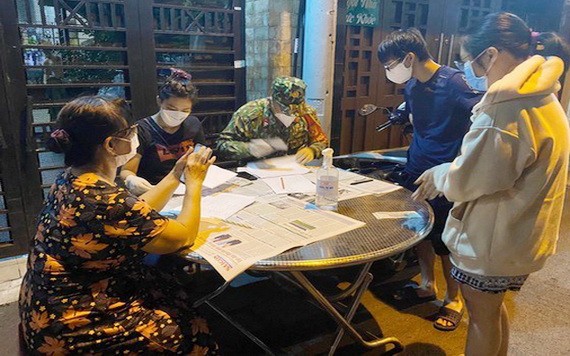 富潤郡幹部為民眾支付輔助。（圖源：富潤郡人委會）