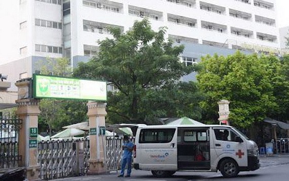 一輛救護車停在越德友誼醫院大門前就緒。（圖源：秋莊）