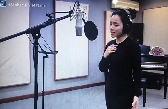 歌手進行錄音。 （圖源：越南音樂作家協會）