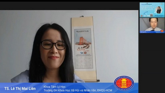 黎氏梅蓮博士正在進行心理諮詢。