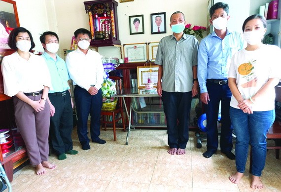 第五郡郡委書記阮孟強(左三)向已故華人革命有功者何增上香默哀悼念。