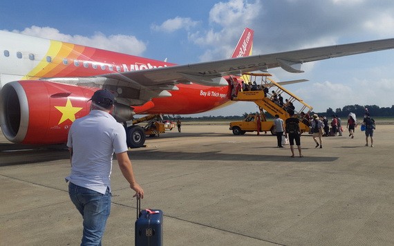 按規定，搭乘飛機的乘客至少完成接種第一劑疫苗。