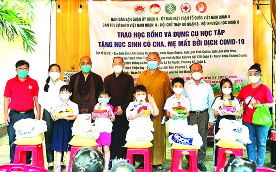 本市、第八郡部門領導及各寺院代表、熱心人士向不幸學生頒發助學金。