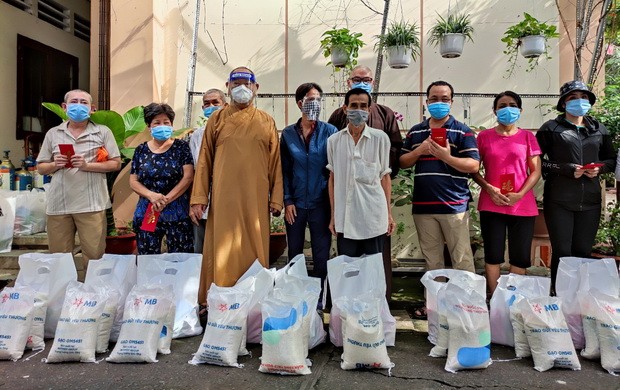 市華人佛教向第六郡貧困戶贈送救濟品 ảnh 1