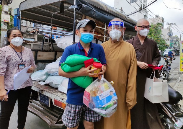 市華人佛教向第六郡貧困戶贈送救濟品 ảnh 2