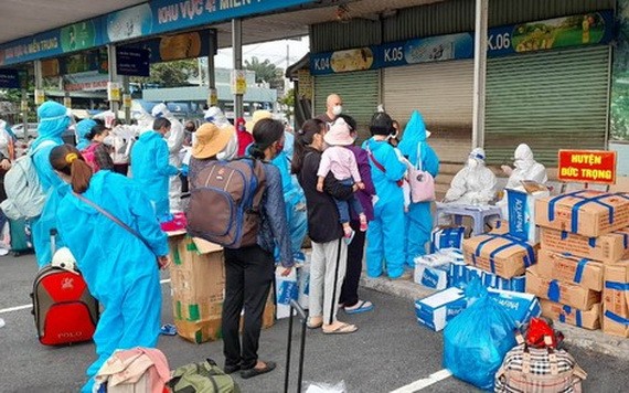 返鄉的林同省同胞進車站前辦理健康申報手續。（圖源：段堅）