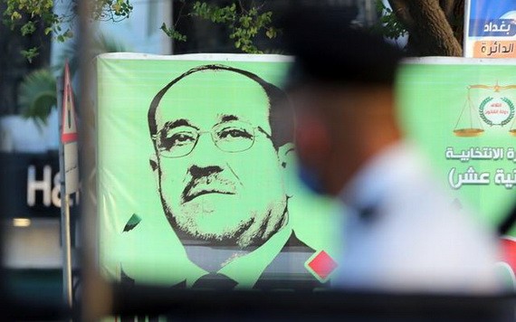 9月16日，在伊拉克巴格達，行人從國民議會候選人的競選海報前走過。（圖源：新華社）