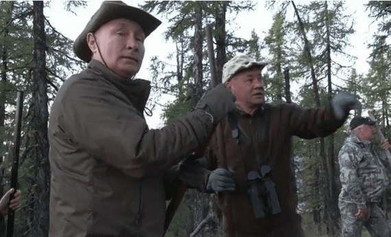 普京跟紹伊古交流。 （圖源：RT 視頻截圖）