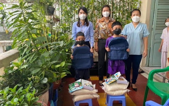 第十郡婦聯會向當地清貧學生贈送學習工具及必需品。（圖源：第十郡婦聯會）