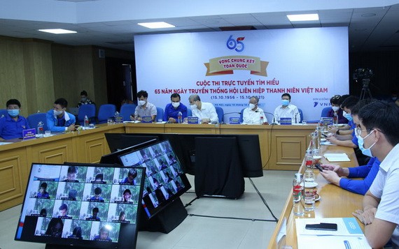 了解越南青聯會65週年傳統在線比賽總決賽評委組。（圖源：新河內報）