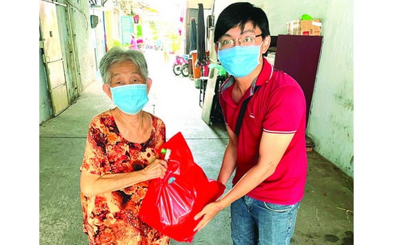 “西堤華人文化陳列室”計劃的年輕人向熱心捐贈文物長者符金英送暖。