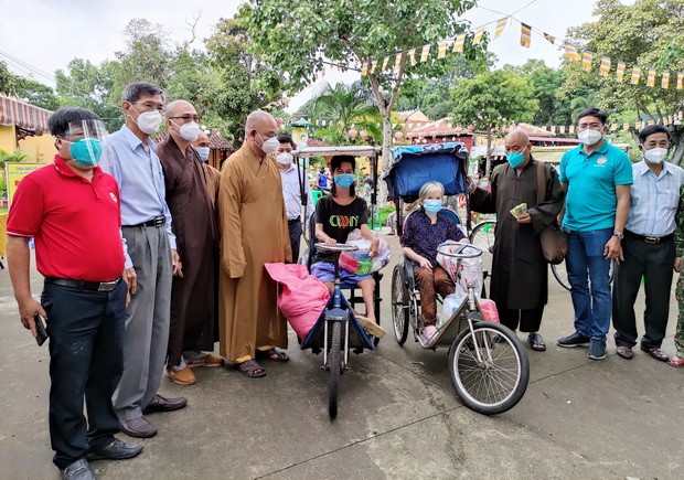 市華人佛教向貧困戶贈送救濟品 ảnh 2