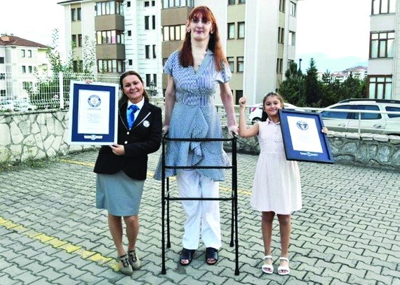 格爾吉（中）平日走動使用輪椅或助行器。