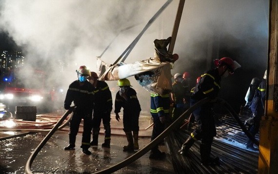 消防隊在火警現場致力滅火。（圖源：LĐO)