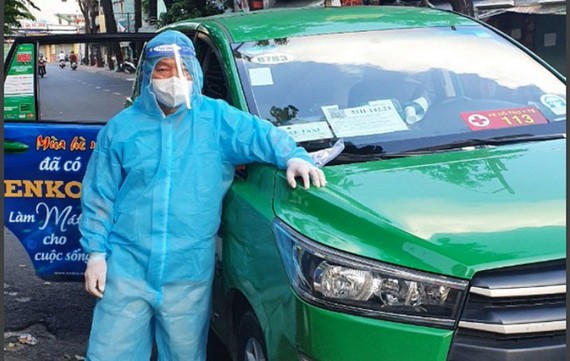 一名急救計程車司機站在車旁留影。（圖源：VTV）