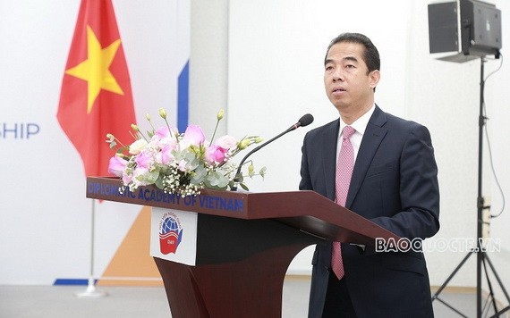 外交部副部長蘇英勇在座談會上發言。（圖源：忠孝）