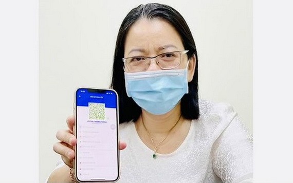 市新聞與傳播廳副廳長武氏忠貞持有Y tế HCM應用程式中的 綠色個人QR編碼。