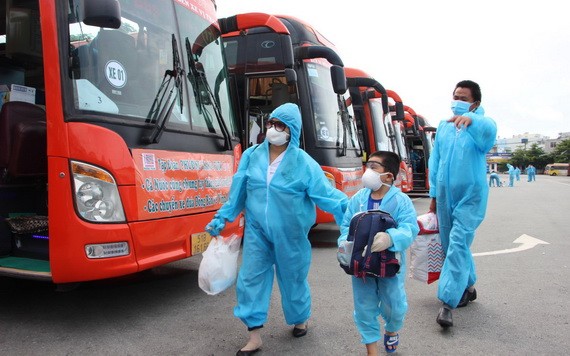 乘客到車站乘搭跨省客運。（圖源：英俊）