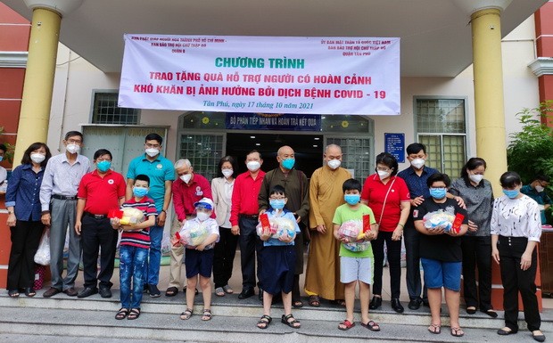 新富郡貧困戶獲贈送救濟品 ảnh 1