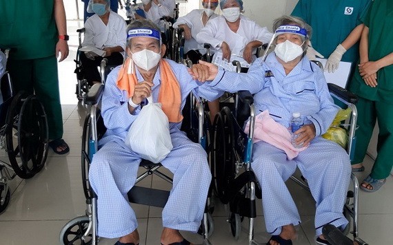 黎文俊夫妻倆康復出院時手牽手的畫面，讓許多見證人淚汪汪。