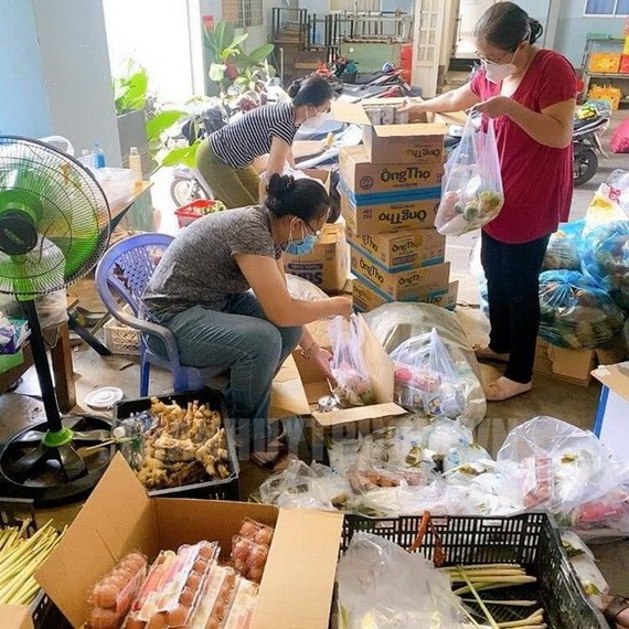 婦女會成員準備派送給遇困民眾的援助品。