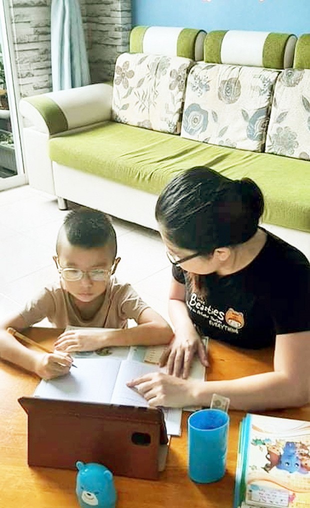 家長要上班又擔心孩子在家線上學習 ảnh 1