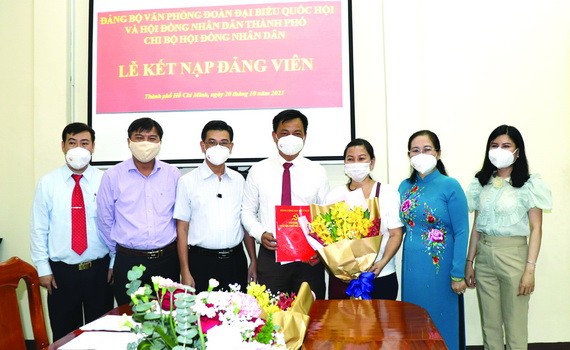 市人民議會黨支部接納新黨員