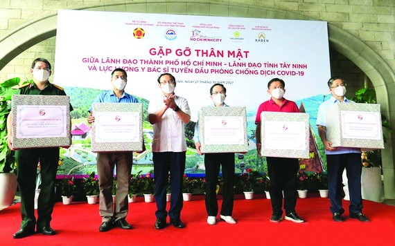 市委書記阮文年贈送禮物給一線抗疫人員。