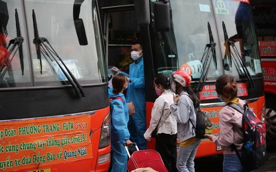 民眾從本市乘坐零元班車返回家鄉。（圖源：PLO） 