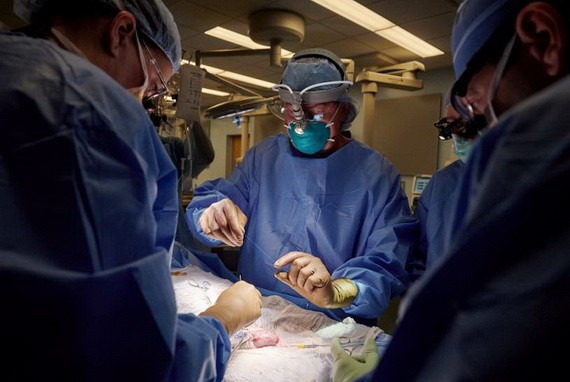 手術團隊。（圖源：視頻截圖）