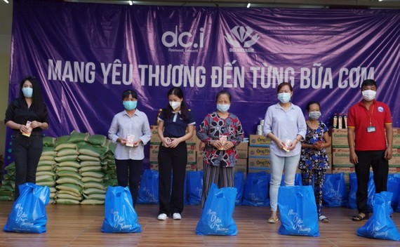 DCI工會基層代表向本市弱勢社群贈送民生袋和禮物。（圖源: 黃雪）