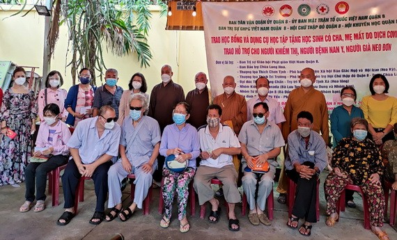 組委會向視障者贈送輔助金。