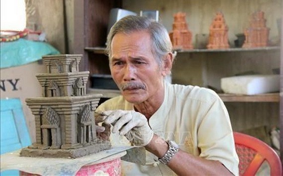 平順省平德陶瓷村的藝人林雄沖。