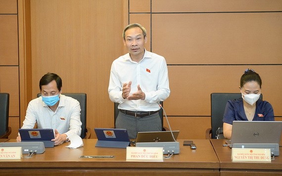 國會代表潘德孝在國會常務委員會會議上發表。