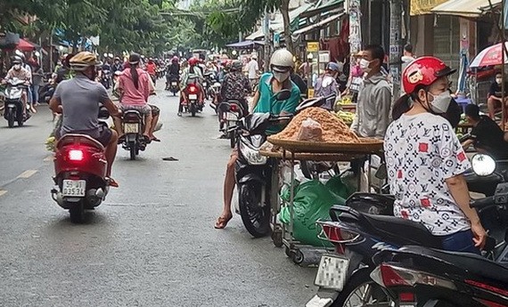 霸佔舊邑郡第十二坊范大白街馬路的自發性街市。