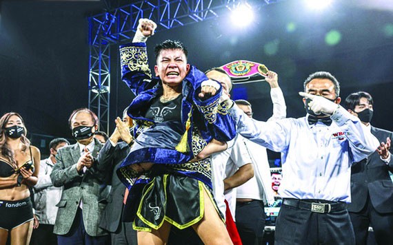 我國首位拳手獲得世界拳王金腰帶