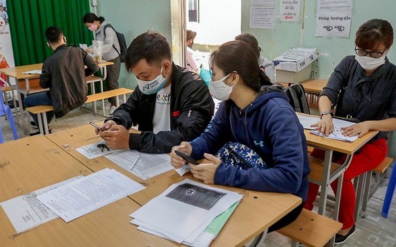 勞工在市就業服務中心辦理領取失業津貼的手續。