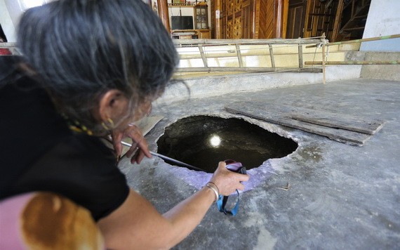 乂安省葵合縣州鴻鄉梁文深家的院子裡突現的深坑。（圖源：PT）