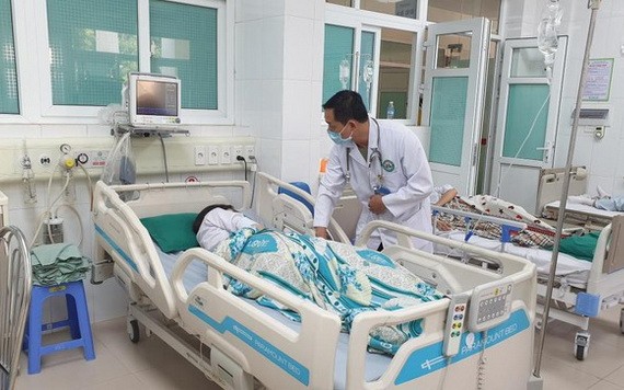 醫生在為一名獲送醫院搶救後脫險的中毒學生查體。（圖源：黃楊）