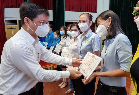 第五郡郡委書阮孟強頒獎給模範女幹部。