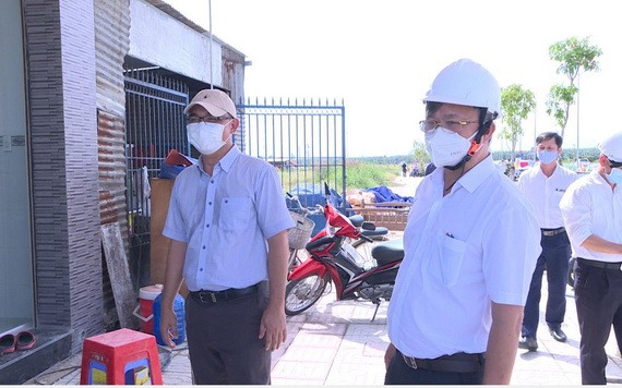 同奈省人委會主席高進勇（前右）10月25日親往視察祿安-平山安置區建房實況。（圖源: 黎琳）