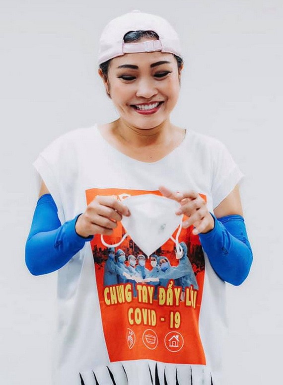 穿著志願者衣服的歌手芳清。