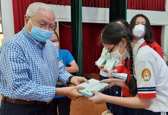 華人企業家、新金雄黃金寶石公司總經理呂永雄向勞動子弟頒發助學金。