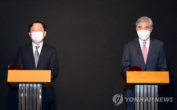 10月24日，在首爾中區的樂天酒店，美國國務院對朝政策特別代表星·金（右）和韓國外交部半島和平交涉本部長魯圭德共同會見記者介紹會談成果。（圖源：韓聯社）